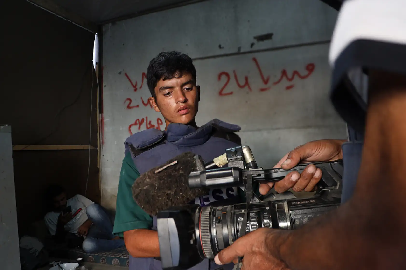 62 yaşındaki gazeteci mesleğini yeğenine öğretiyor