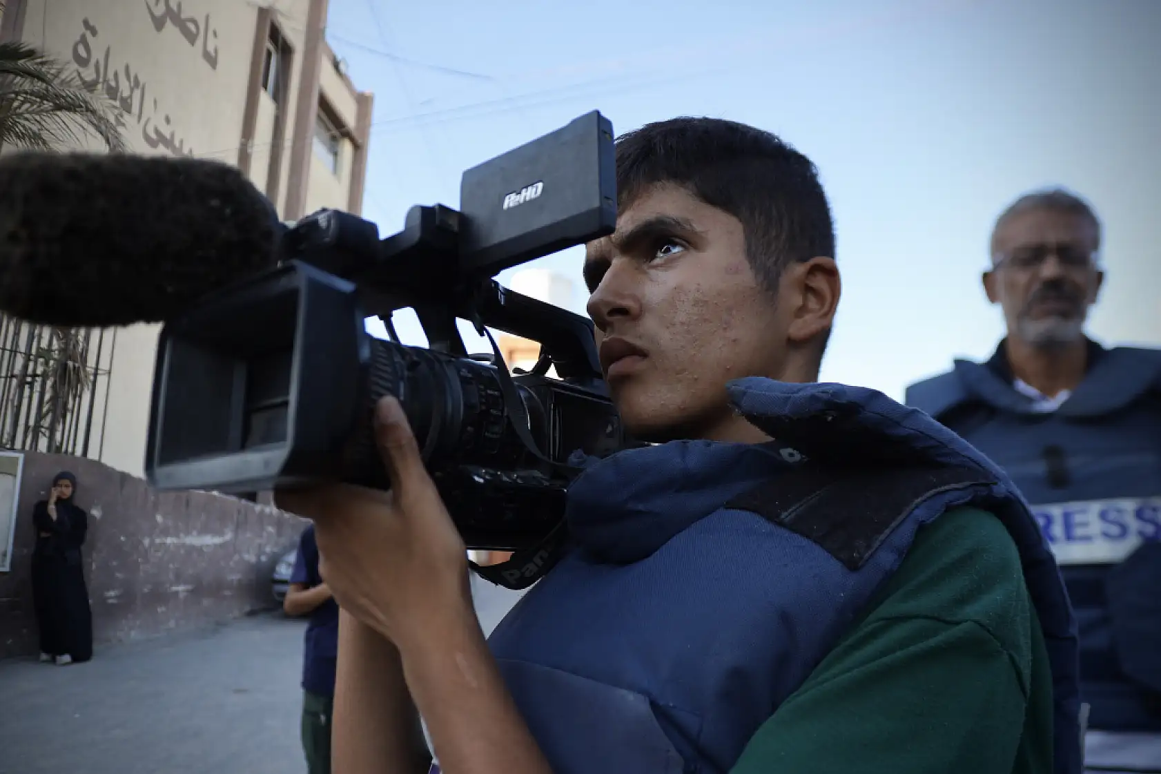 62 yaşındaki gazeteci mesleğini yeğenine öğretiyor