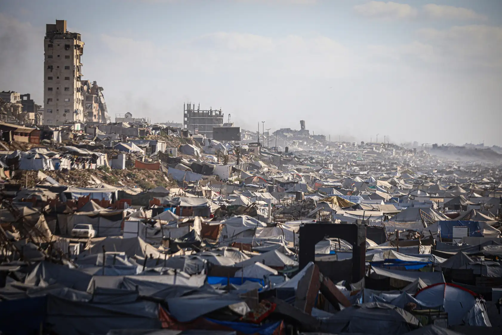 Binlerce Filistinli Gazze kenti sahiline sıkıştı