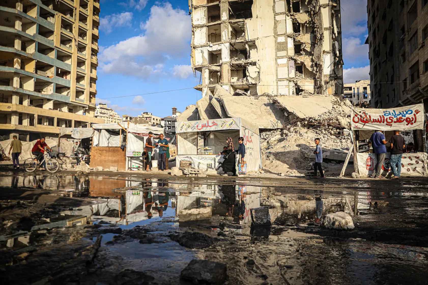 Binlerce Filistinli Gazze kenti sahiline sıkıştı