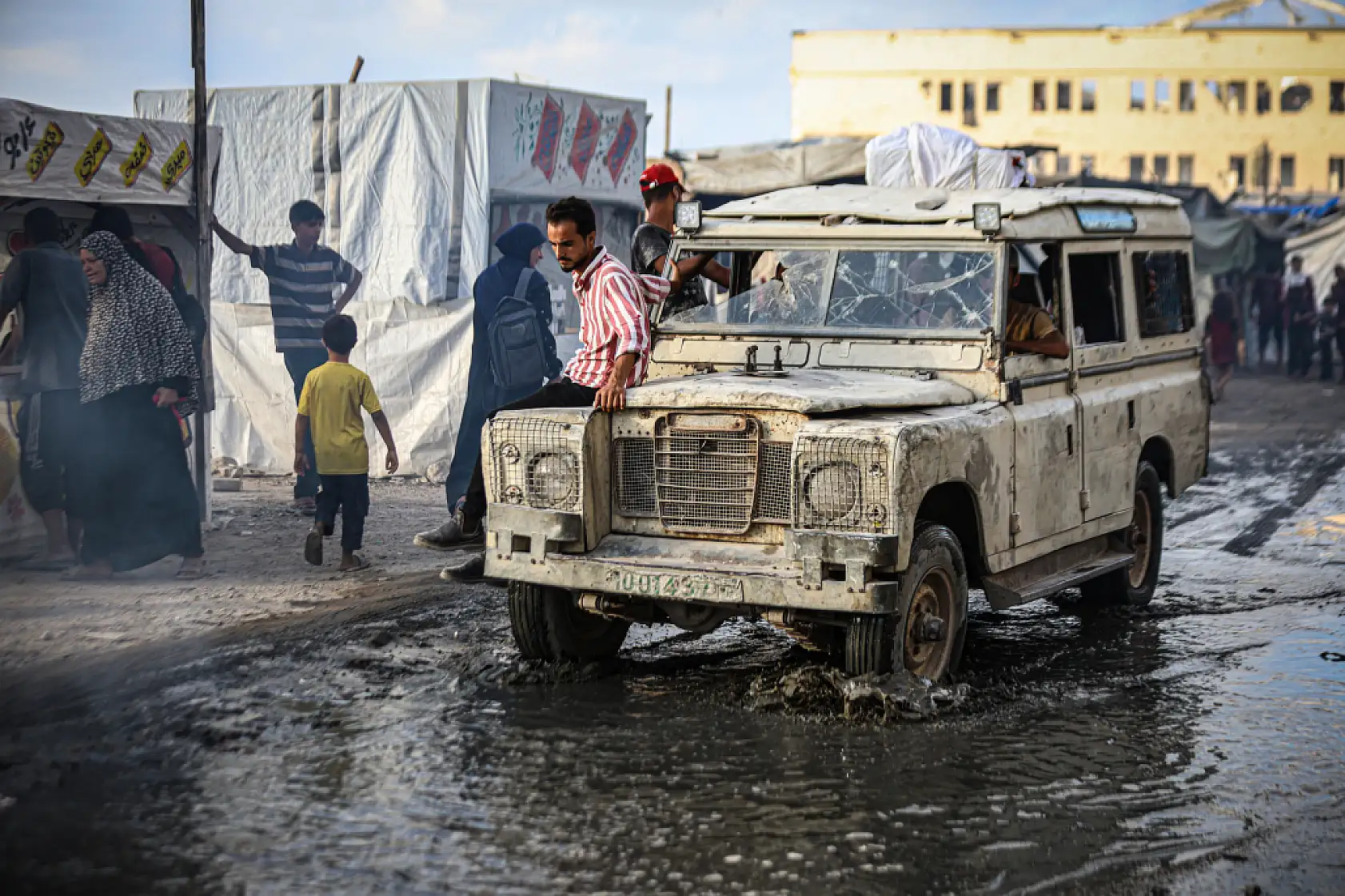 Binlerce Filistinli Gazze kenti sahiline sıkıştı