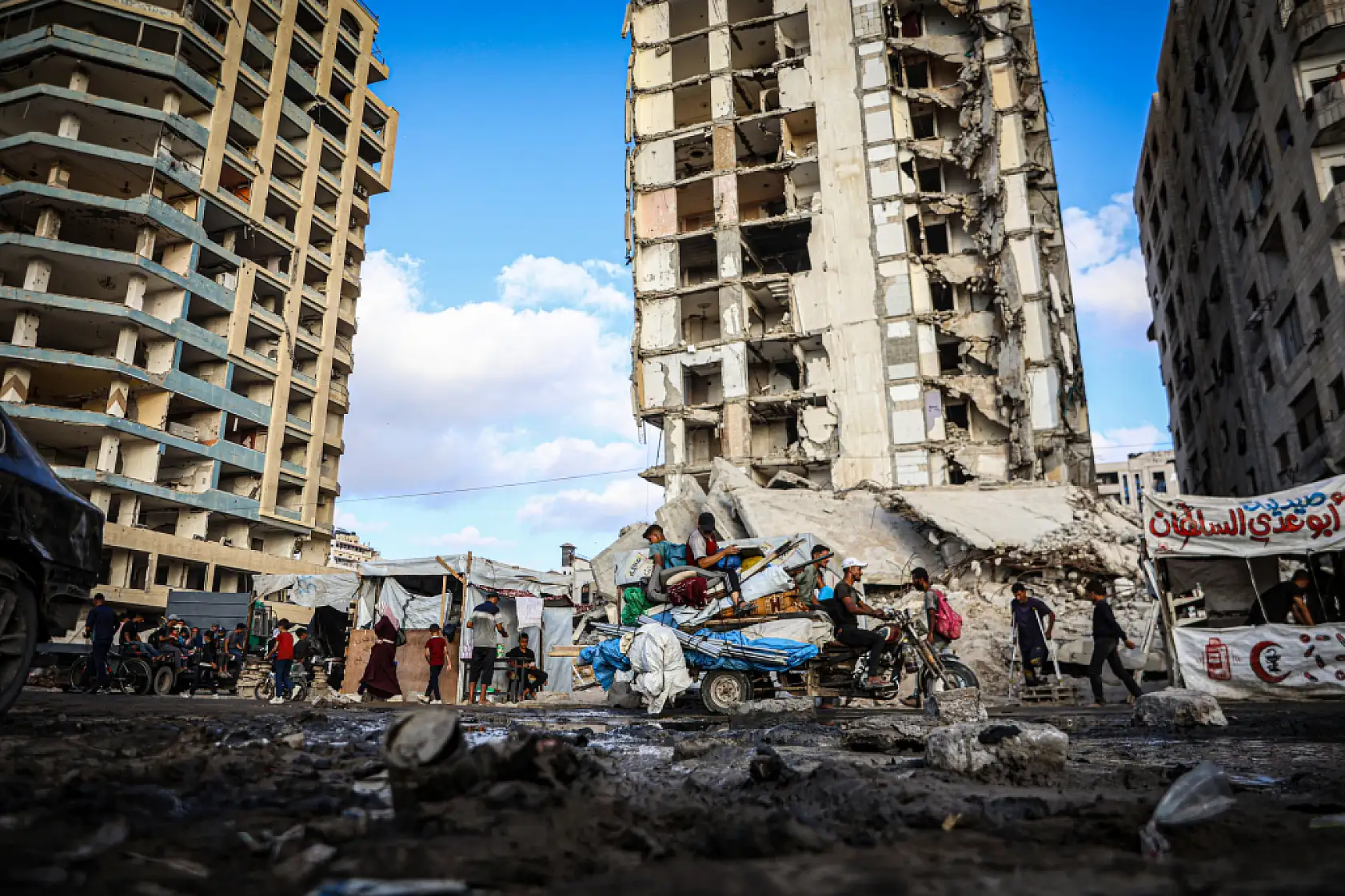 Binlerce Filistinli Gazze kenti sahiline sıkıştı