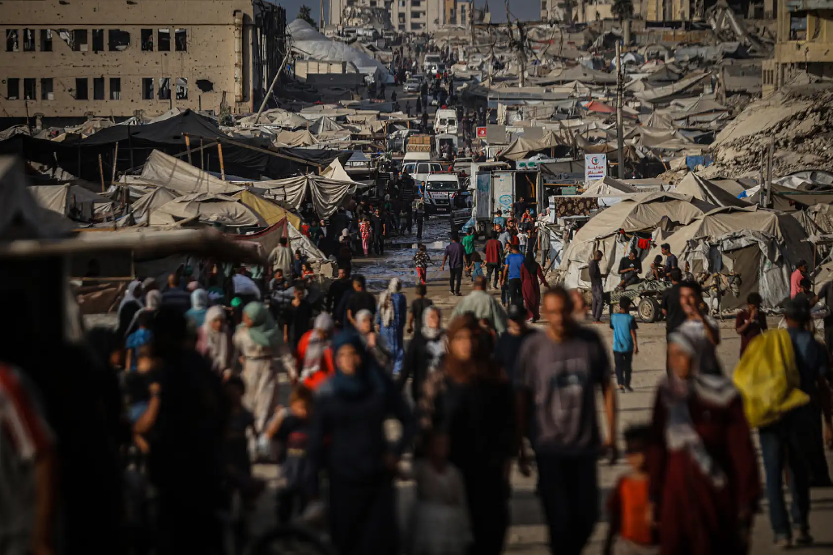 Binlerce Filistinli Gazze kenti sahiline sıkıştı