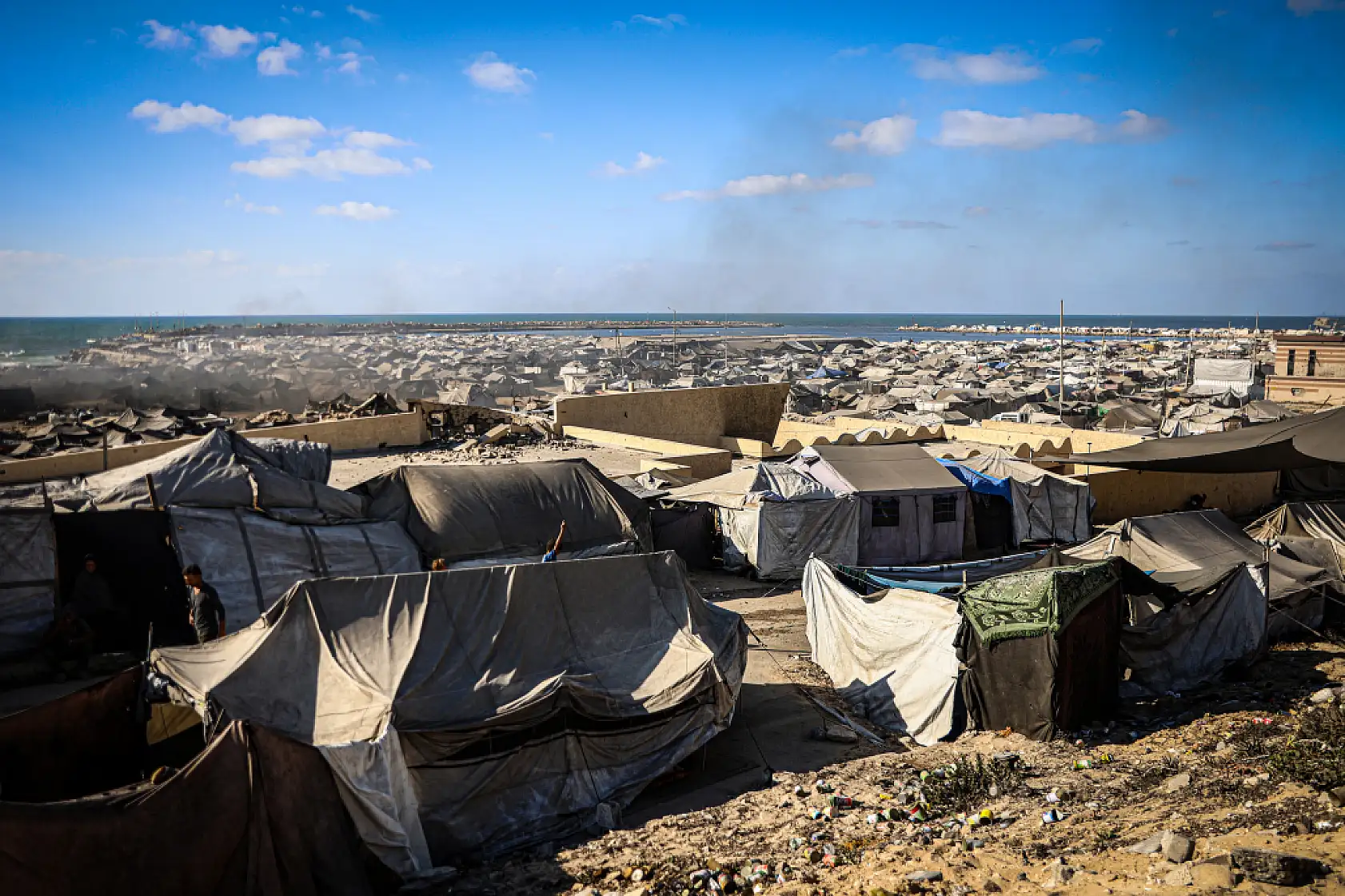 Binlerce Filistinli Gazze kenti sahiline sıkıştı