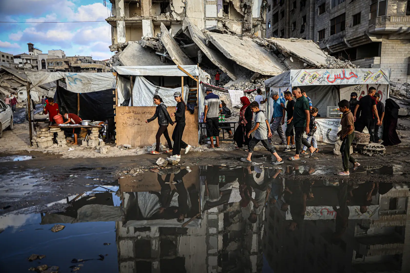 Binlerce Filistinli Gazze kenti sahiline sıkıştı