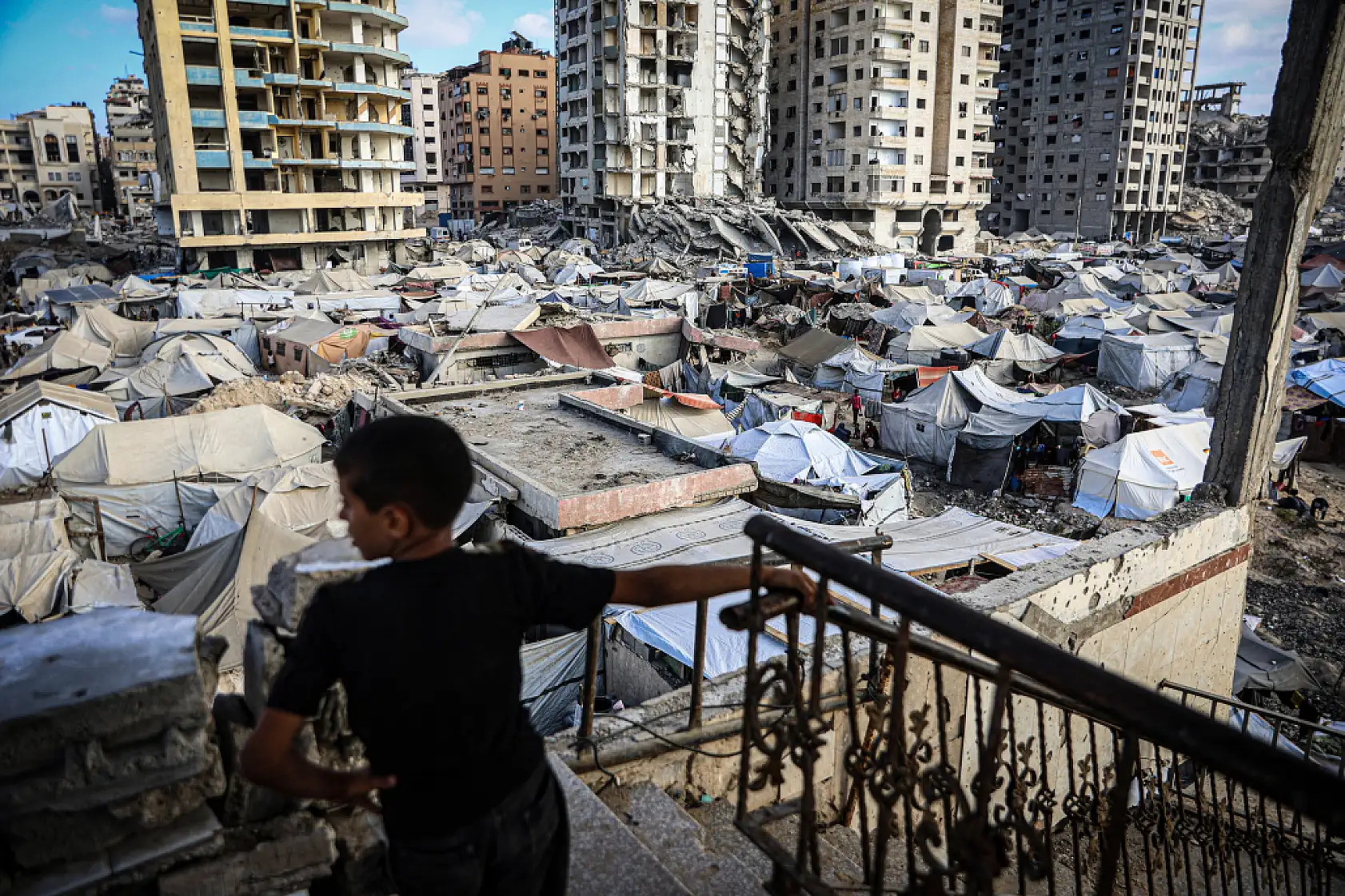 Binlerce Filistinli Gazze kenti sahiline sıkıştı