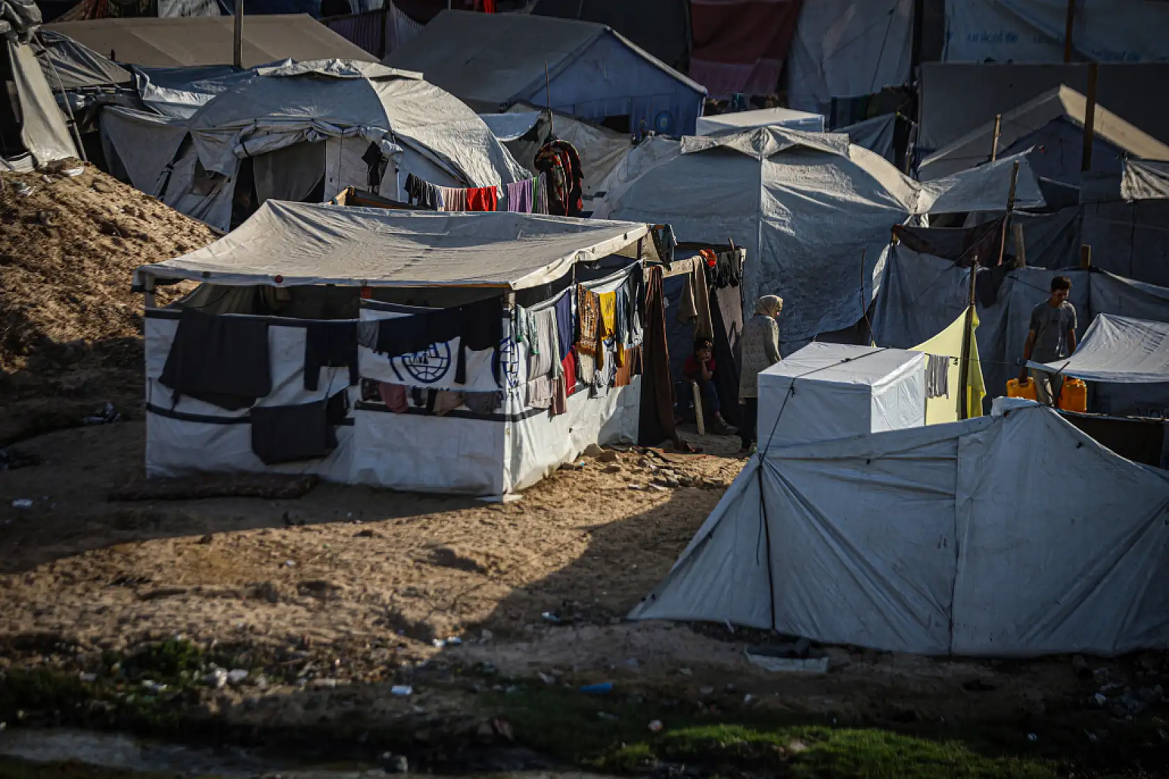 Binlerce Filistinli Gazze kenti sahiline sıkıştı