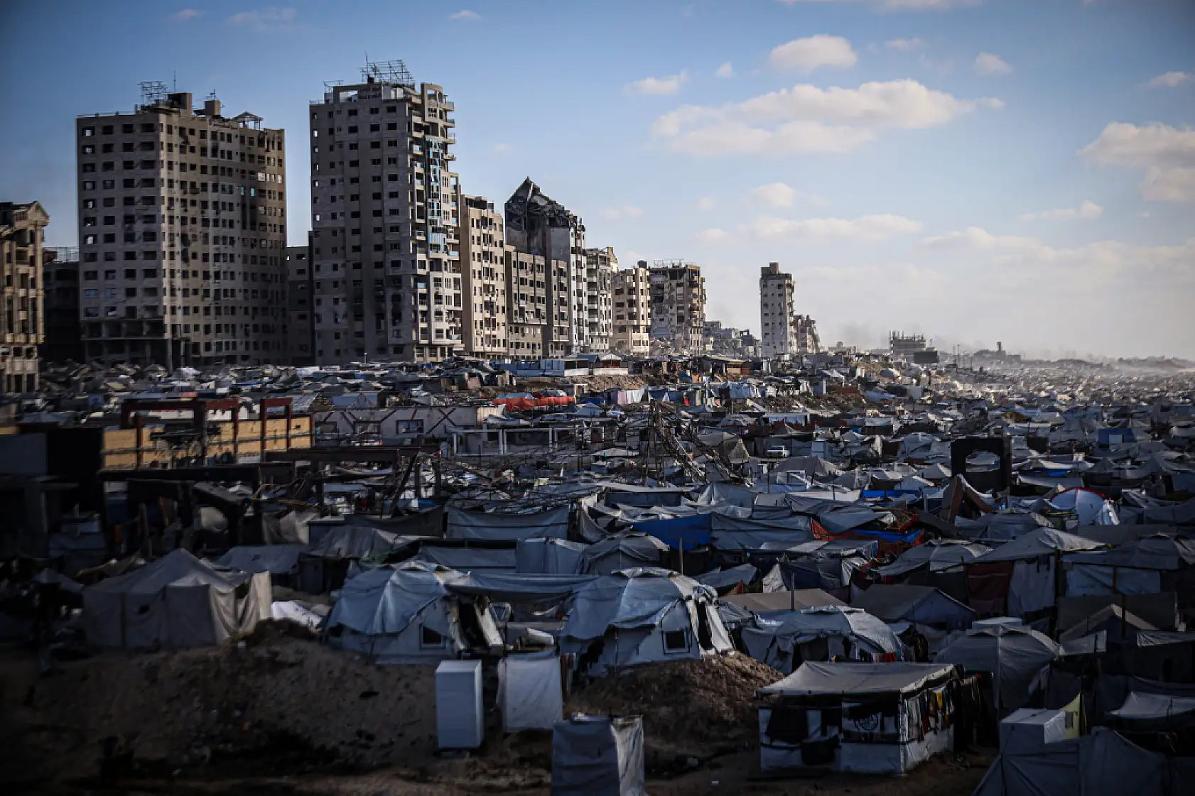 Binlerce Filistinli Gazze kenti sahiline sıkıştı