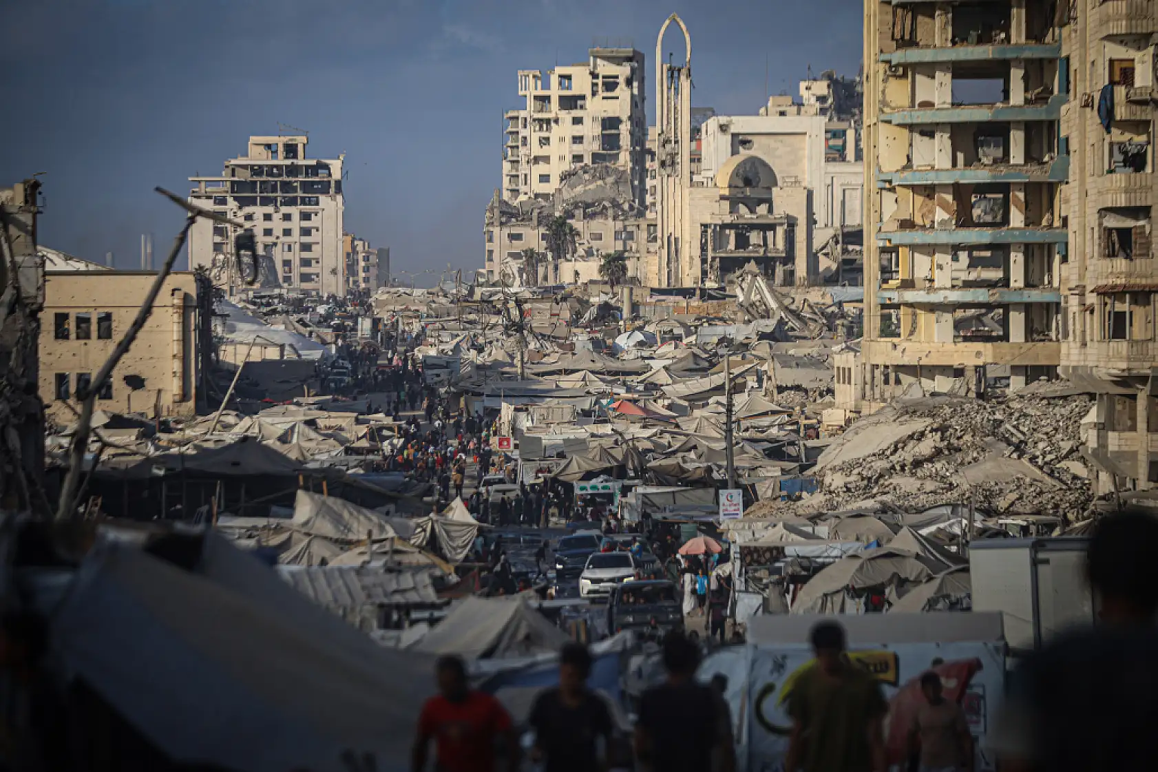 Binlerce Filistinli Gazze kenti sahiline sıkıştı