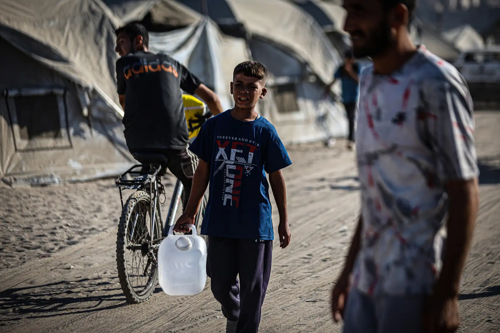 Binlerce Filistinli Gazze kenti sahiline sıkıştı