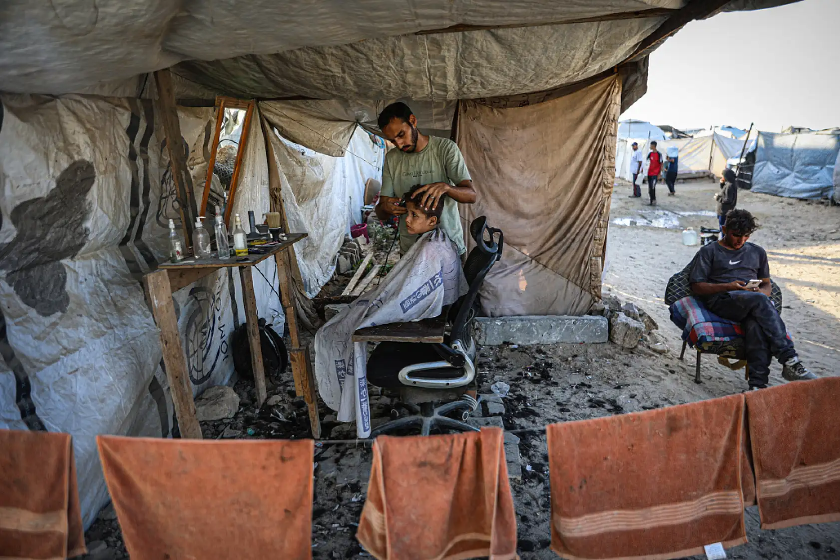 Binlerce Filistinli Gazze kenti sahiline sıkıştı