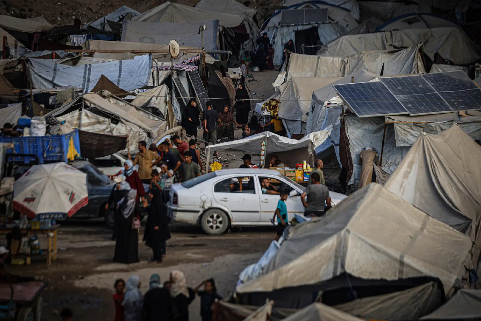 Binlerce Filistinli Gazze kenti sahiline sıkıştı