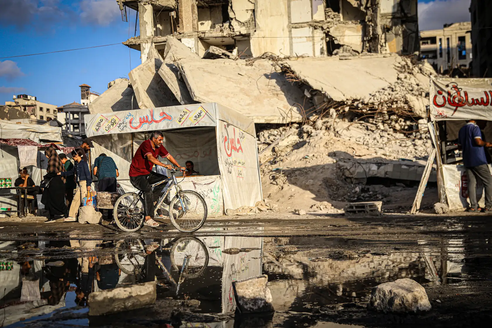 Binlerce Filistinli Gazze kenti sahiline sıkıştı