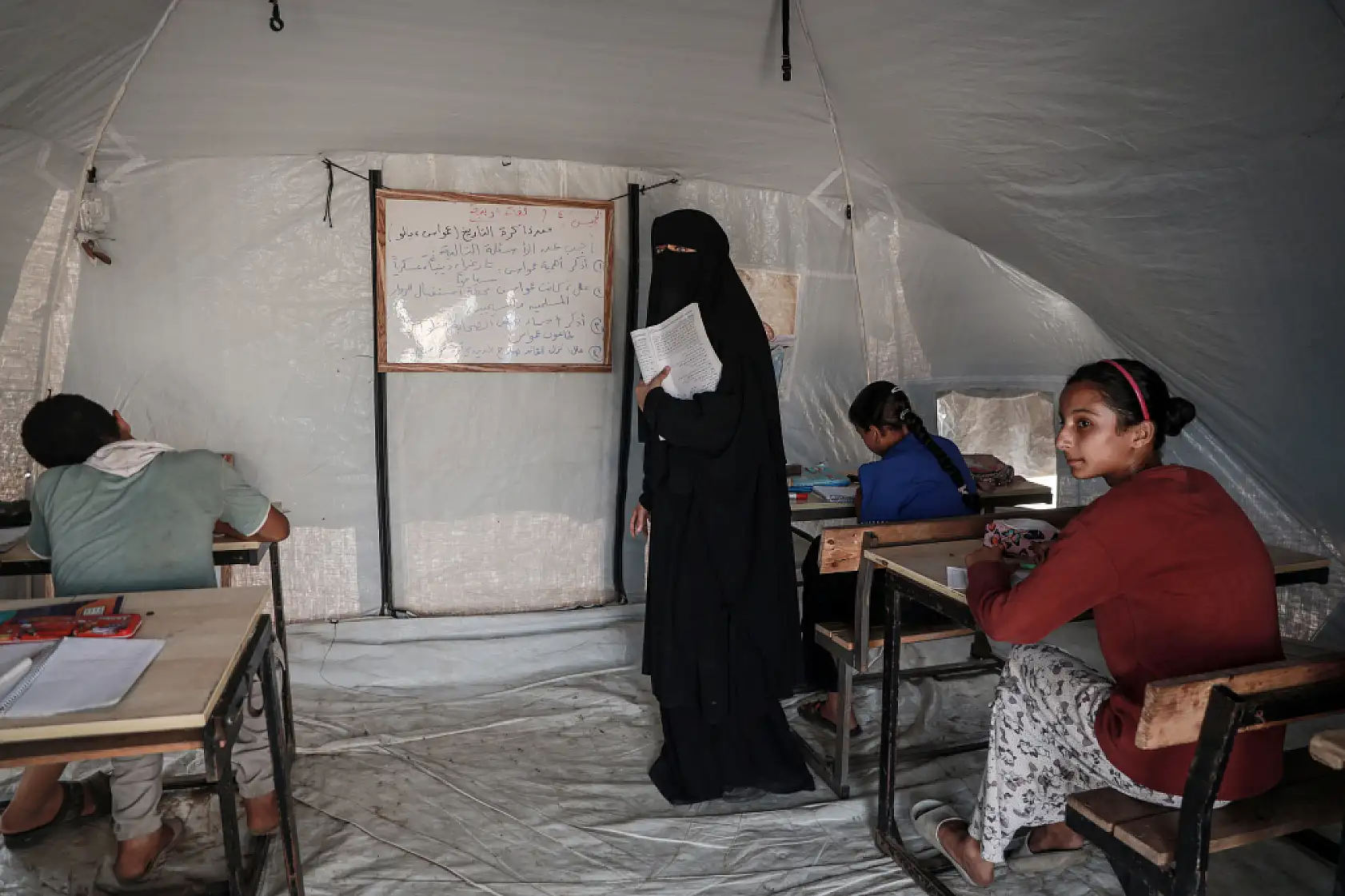 Gazze'de öğrencilere eğitim çadırı kuruldu