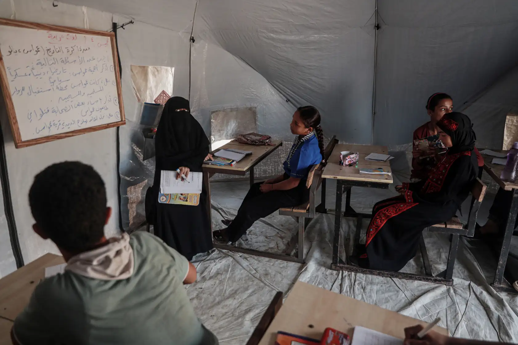 Gazze'de öğrencilere eğitim çadırı kuruldu