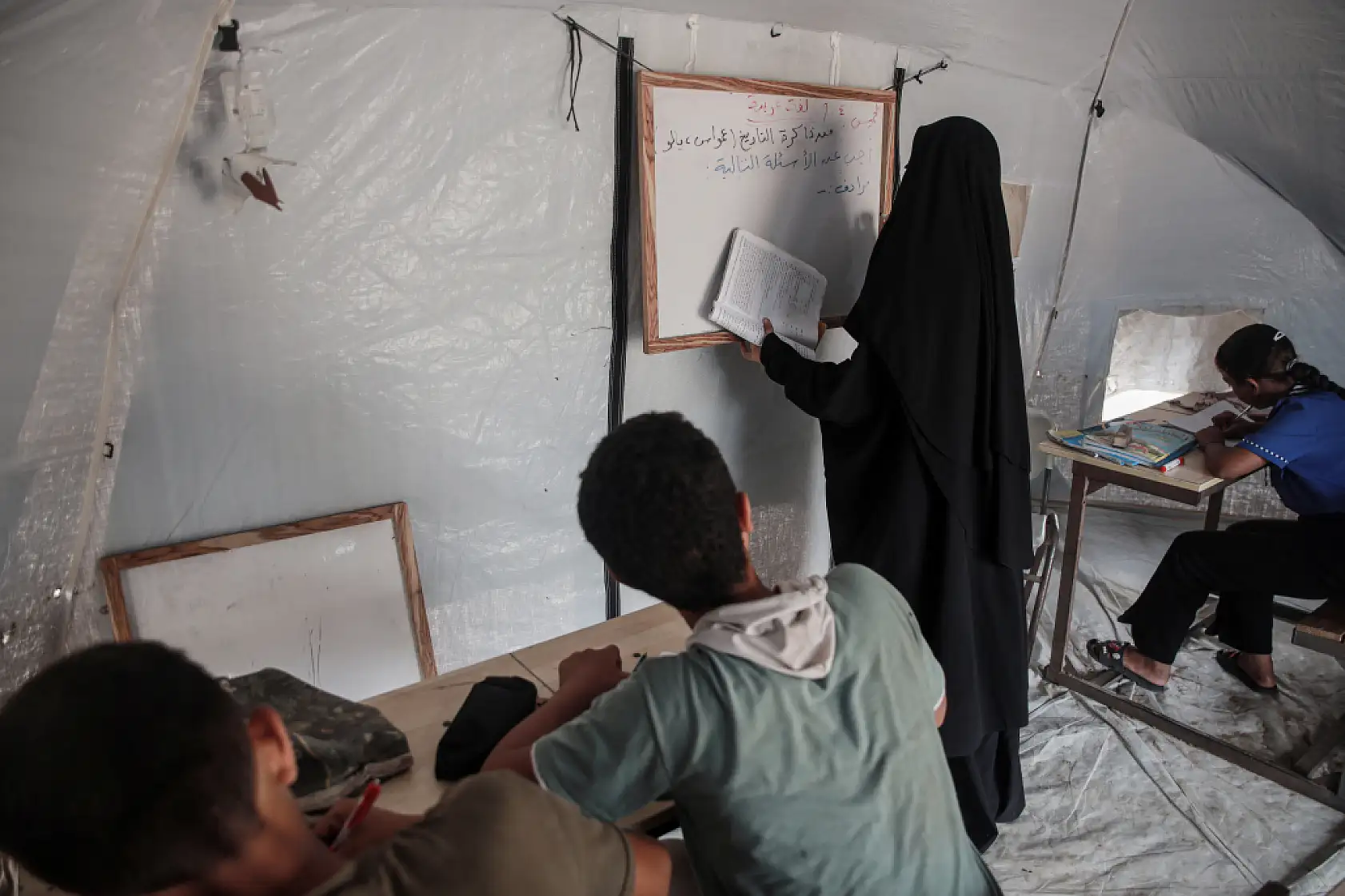 Gazze'de öğrencilere eğitim çadırı kuruldu