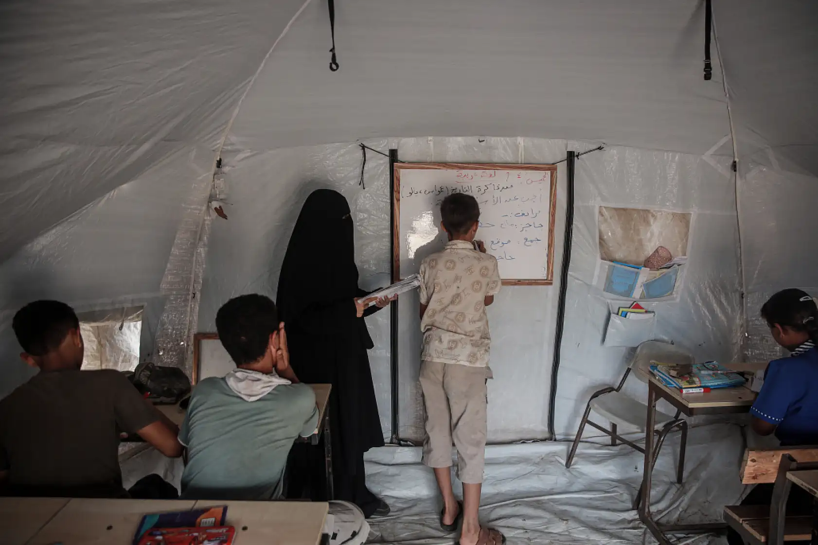 Gazze'de öğrencilere eğitim çadırı kuruldu