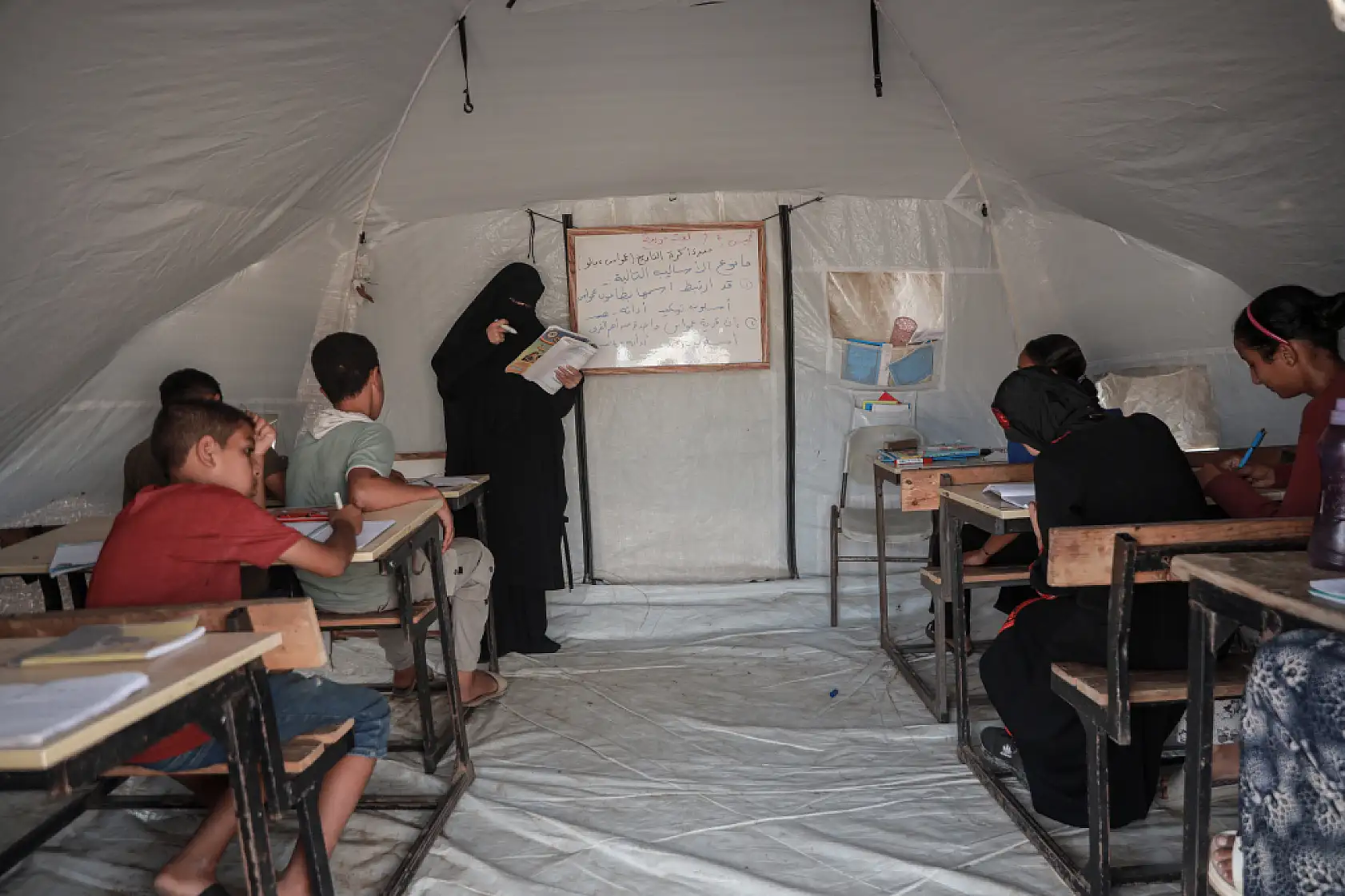 Gazze'de öğrencilere eğitim çadırı kuruldu