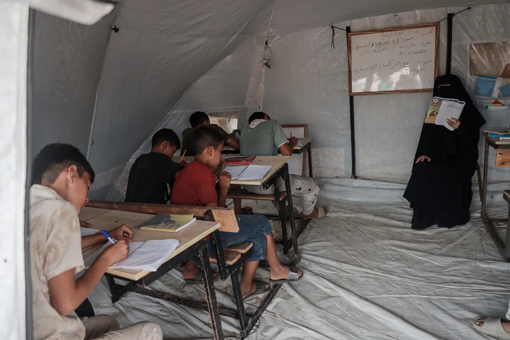 Gazze'de öğrencilere eğitim çadırı kuruldu