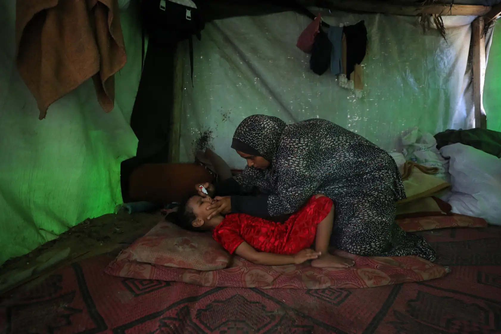 Gözüne şarapnel isabet eden çocuk, görme yetisini kaybetme korkusu yaşıyor