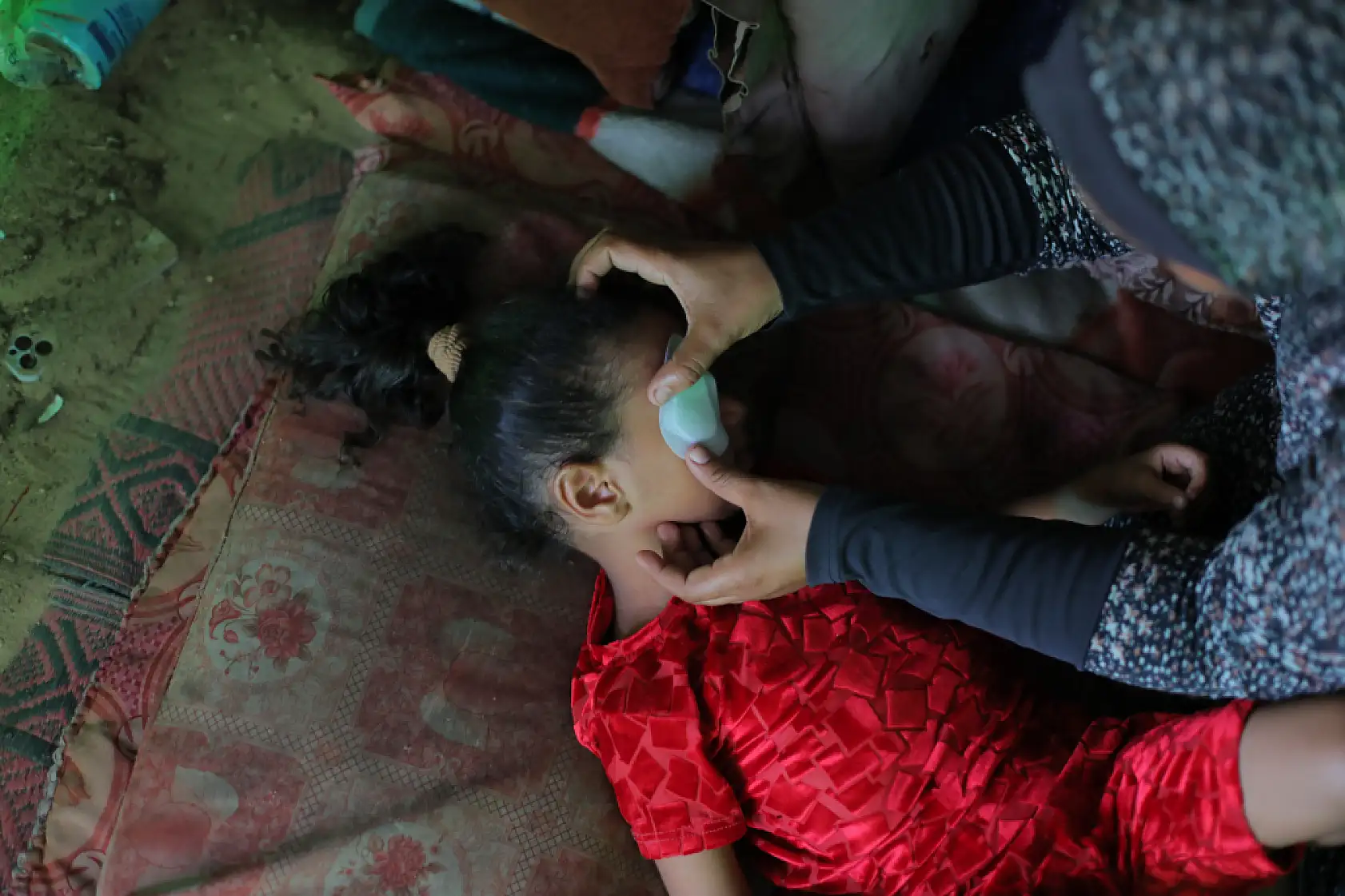 Gözüne şarapnel isabet eden çocuk, görme yetisini kaybetme korkusu yaşıyor