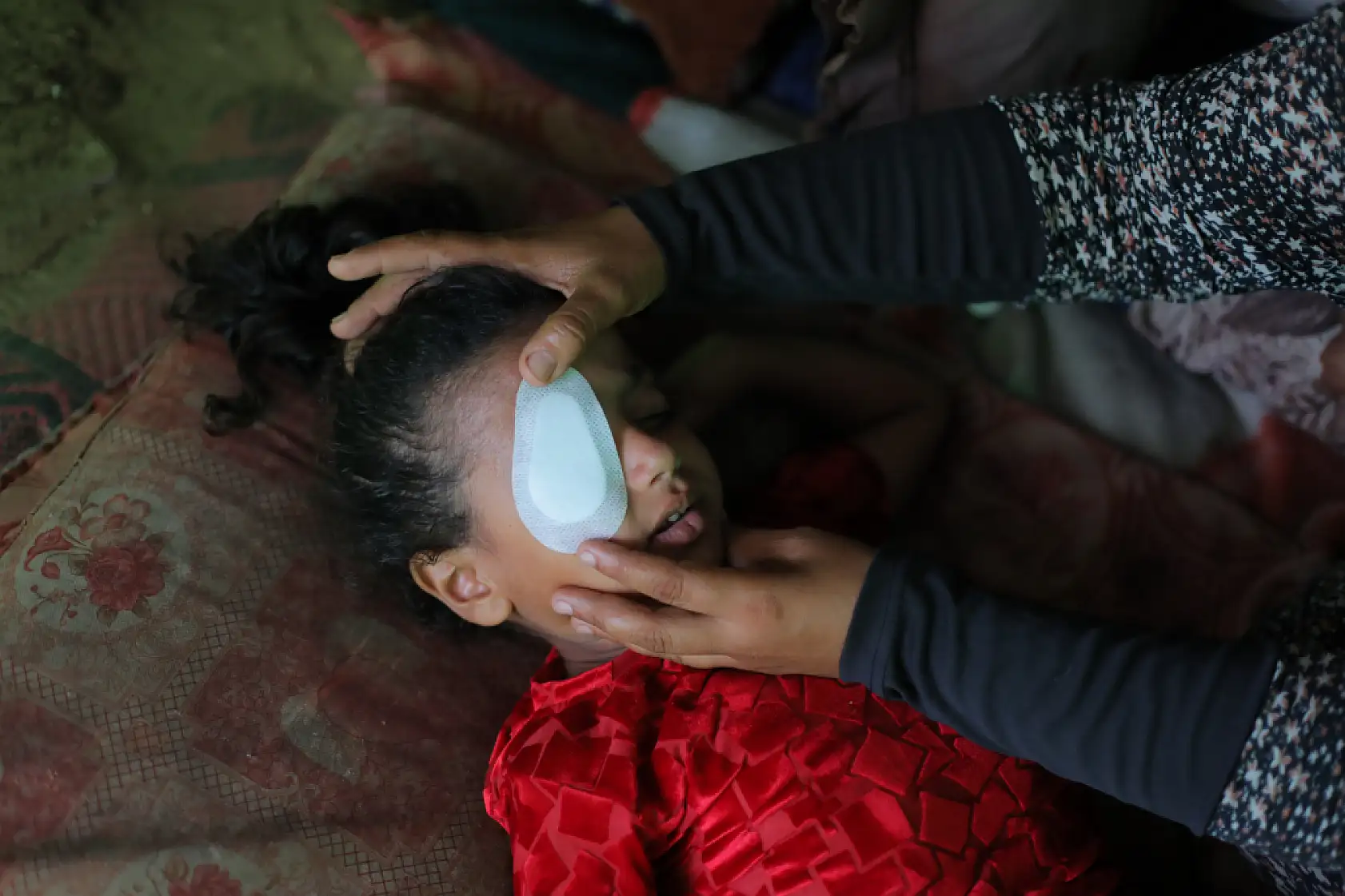 Gözüne şarapnel isabet eden çocuk, görme yetisini kaybetme korkusu yaşıyor