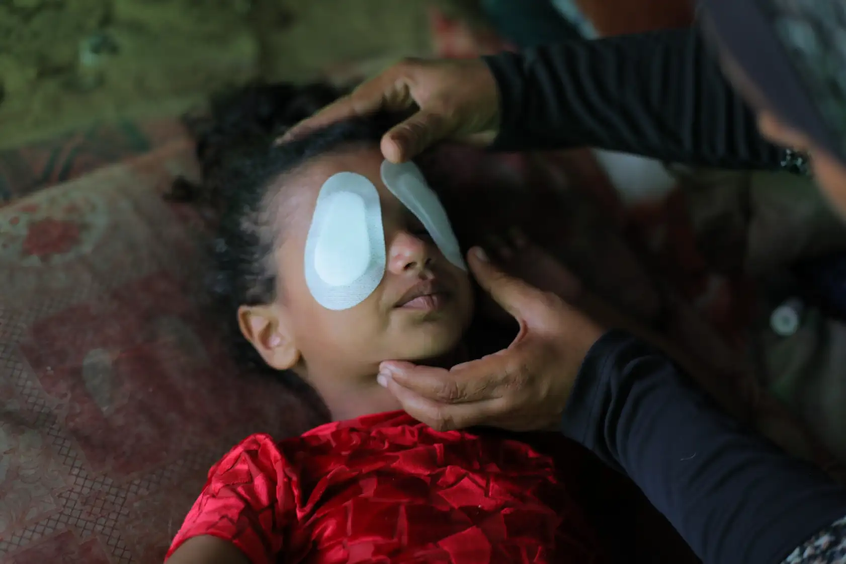 Gözüne şarapnel isabet eden çocuk, görme yetisini kaybetme korkusu yaşıyor