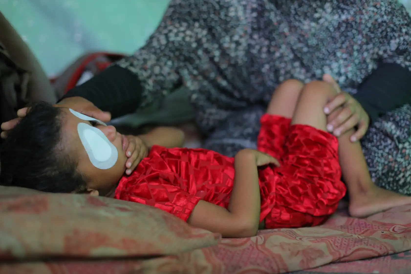 Gözüne şarapnel isabet eden çocuk, görme yetisini kaybetme korkusu yaşıyor