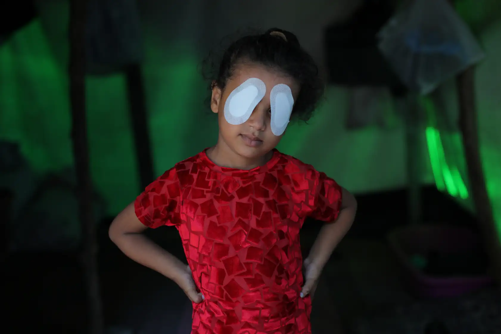 Gözüne şarapnel isabet eden çocuk, görme yetisini kaybetme korkusu yaşıyor