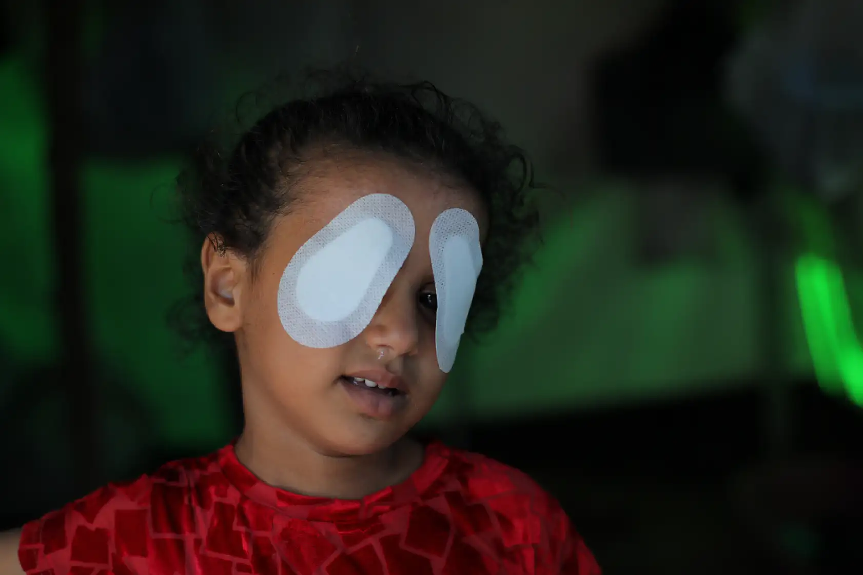 Gözüne şarapnel isabet eden çocuk, görme yetisini kaybetme korkusu yaşıyor