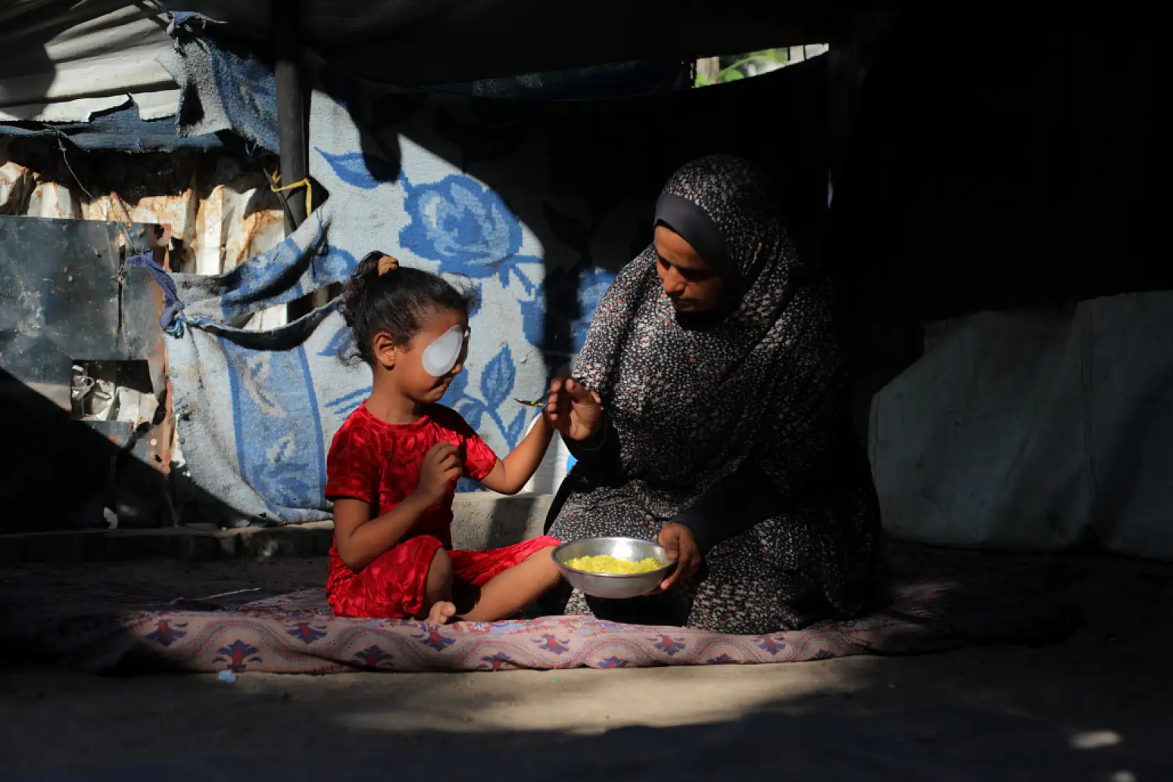Gözüne şarapnel isabet eden çocuk, görme yetisini kaybetme korkusu yaşıyor