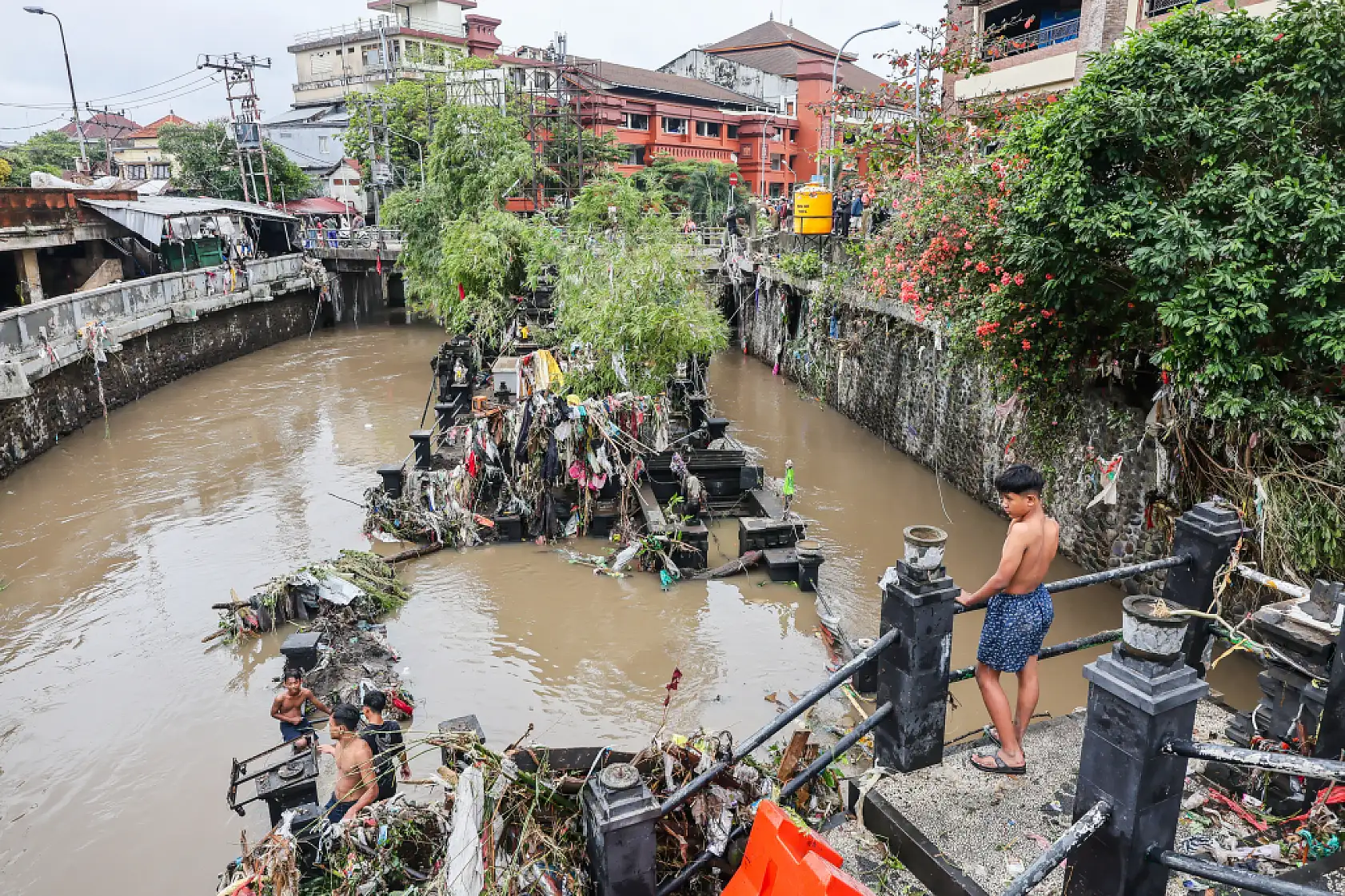 Şiddetli yağışlar sele yol açtı: 6 kişi hayatını kaybetti