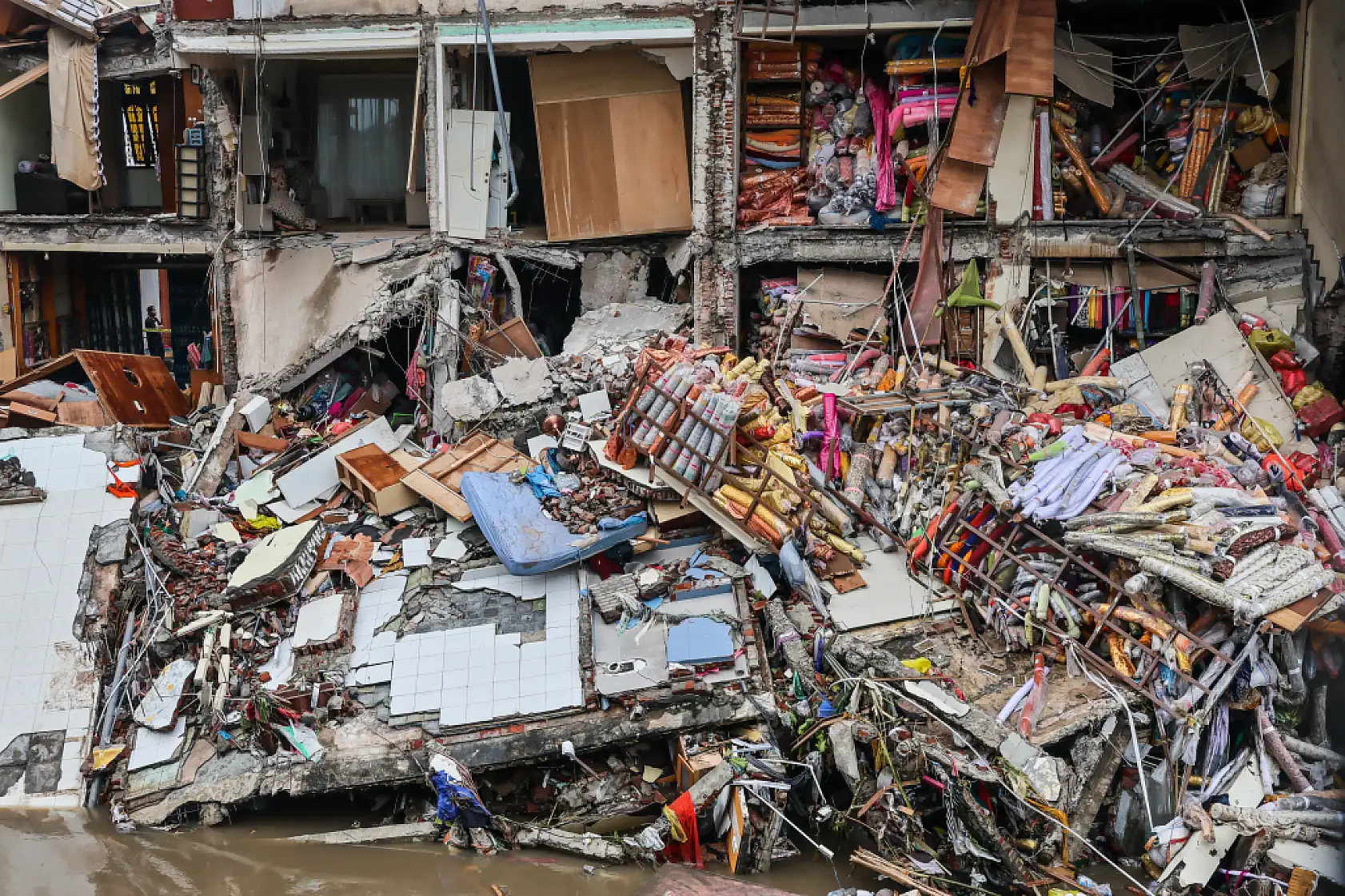 Şiddetli yağışlar sele yol açtı: 6 kişi hayatını kaybetti