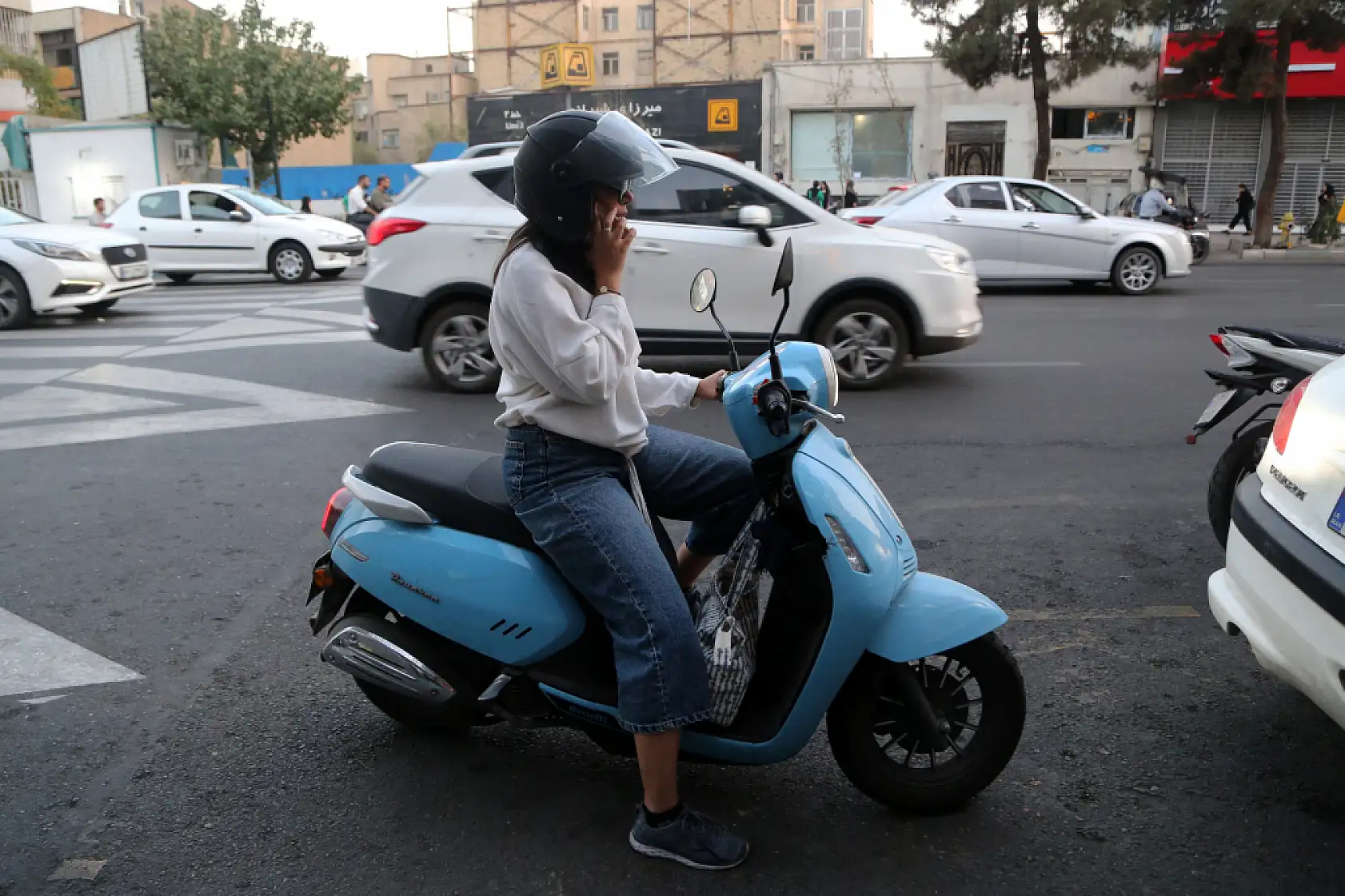 Kadınlar motosiklet kullanmak için mücadele ediyor: Ehliyet engeli kalkacak mı?