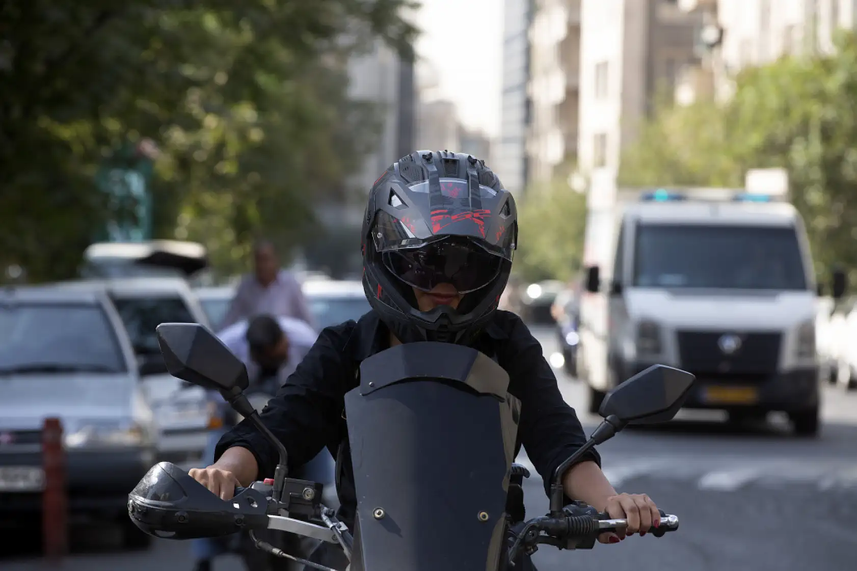 Kadınlar motosiklet kullanmak için mücadele ediyor: Ehliyet engeli kalkacak mı?