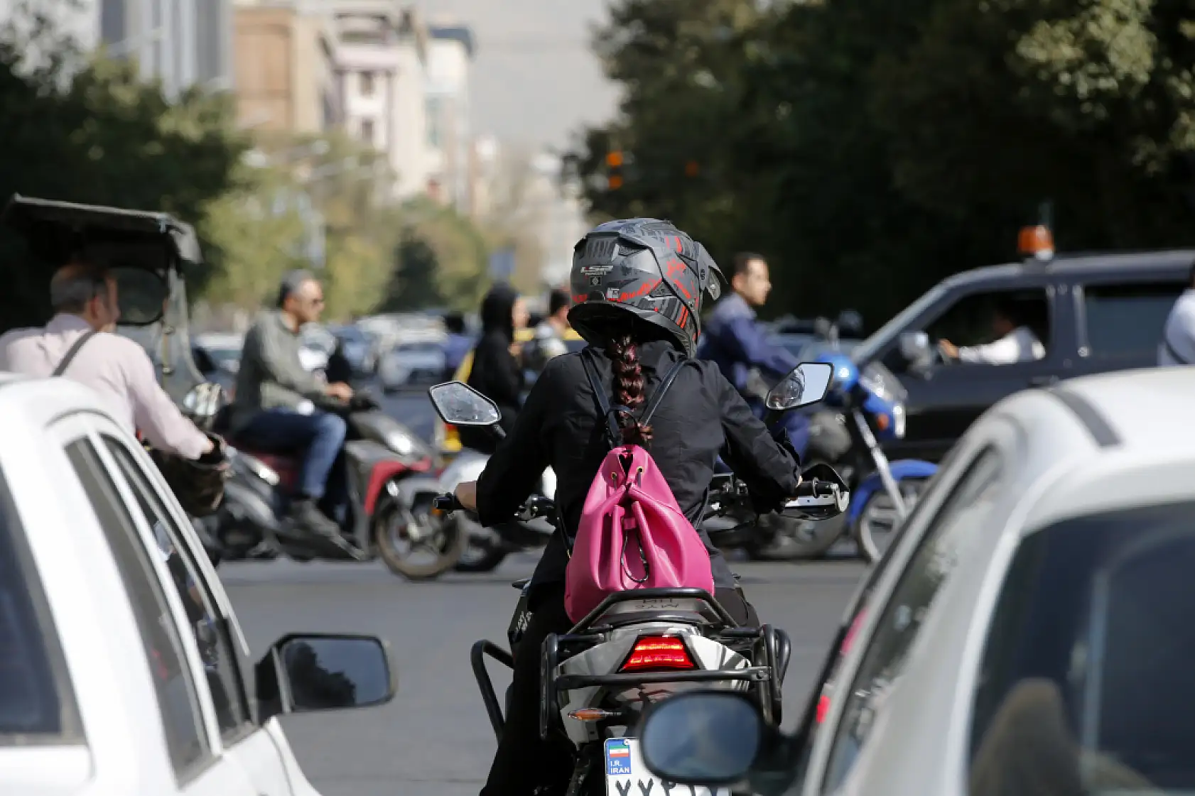 Kadınlar motosiklet kullanmak için mücadele ediyor: Ehliyet engeli kalkacak mı?