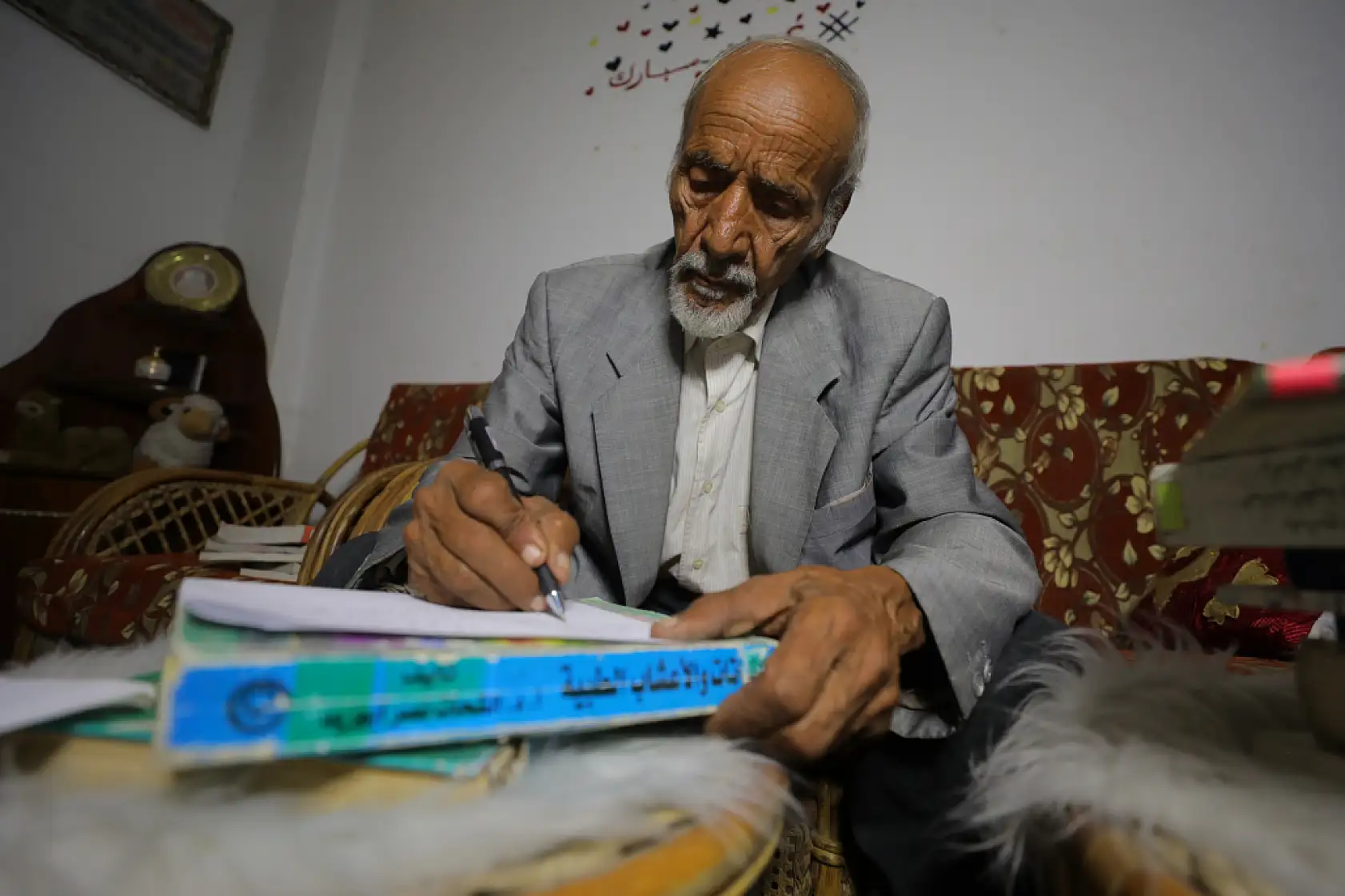 80 yaşındaki akademisyen hayatta kalma mücadelesi veriyor