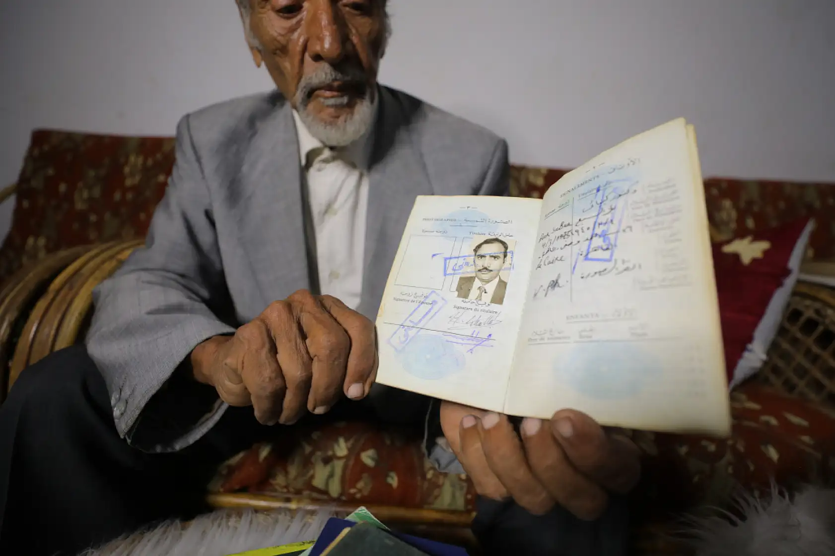 80 yaşındaki akademisyen hayatta kalma mücadelesi veriyor