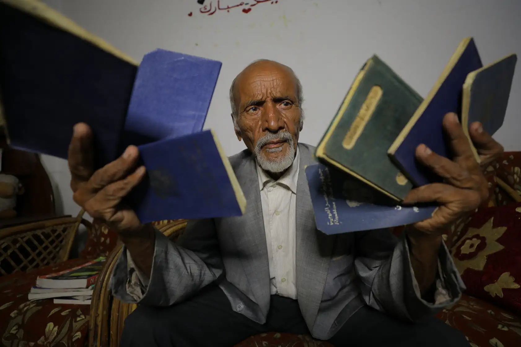 80 yaşındaki akademisyen hayatta kalma mücadelesi veriyor