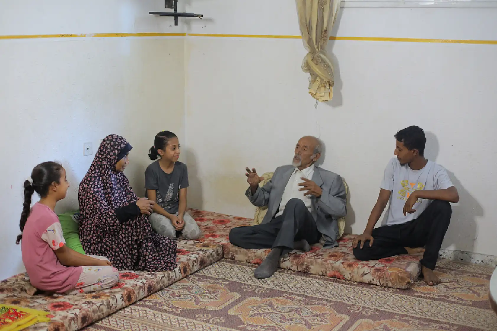 80 yaşındaki akademisyen hayatta kalma mücadelesi veriyor