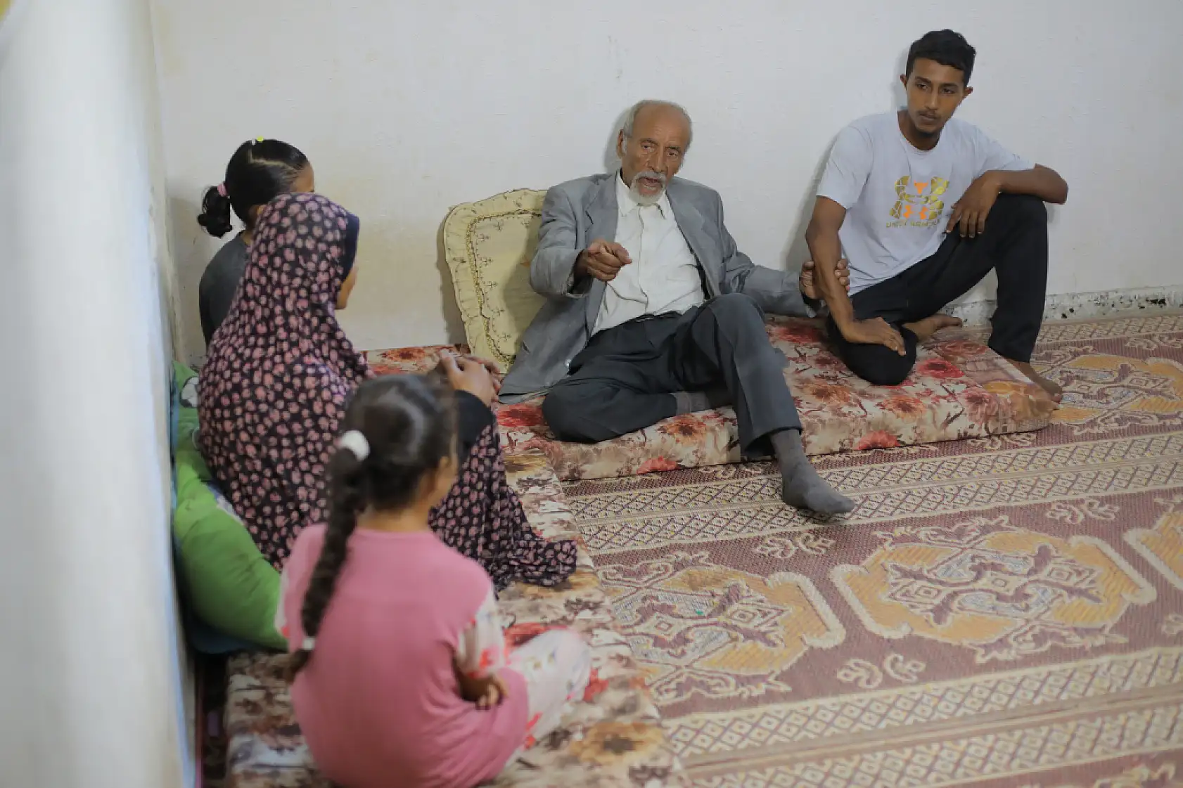 80 yaşındaki akademisyen hayatta kalma mücadelesi veriyor