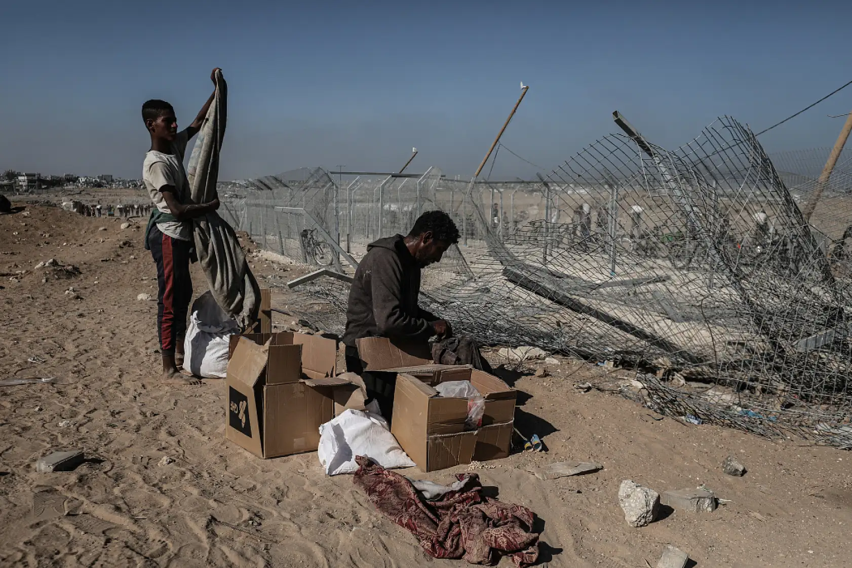 Açlığa mahkum edilen Filistinliler yardım için hayatlarını tehlikeye atıyor