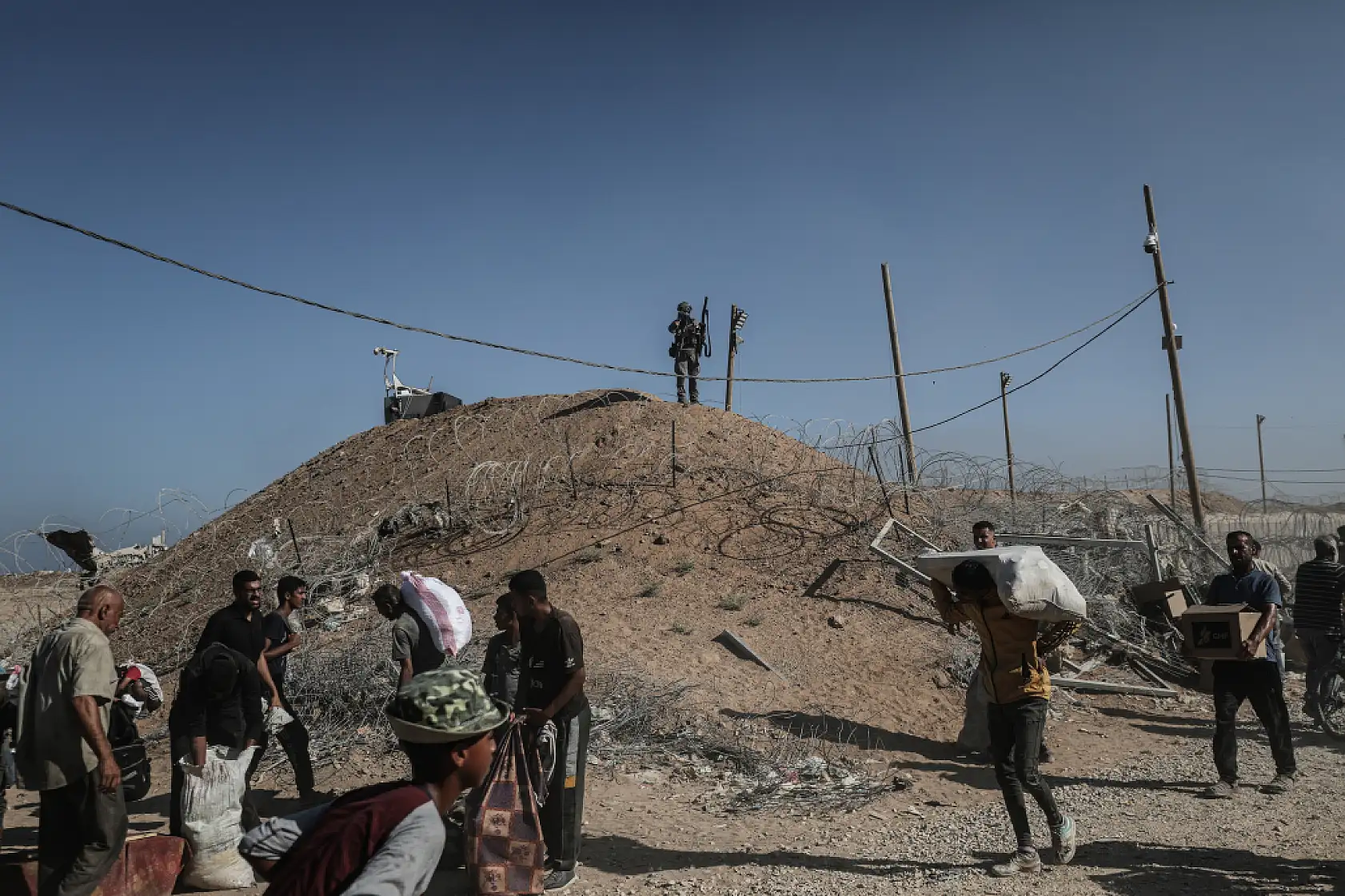 Açlığa mahkum edilen Filistinliler yardım için hayatlarını tehlikeye atıyor