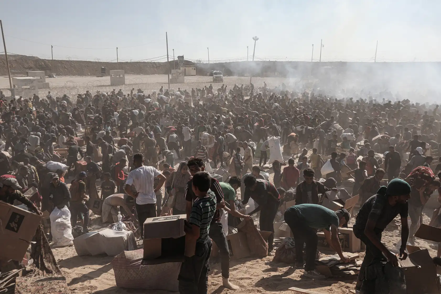 Açlığa mahkum edilen Filistinliler yardım için hayatlarını tehlikeye atıyor