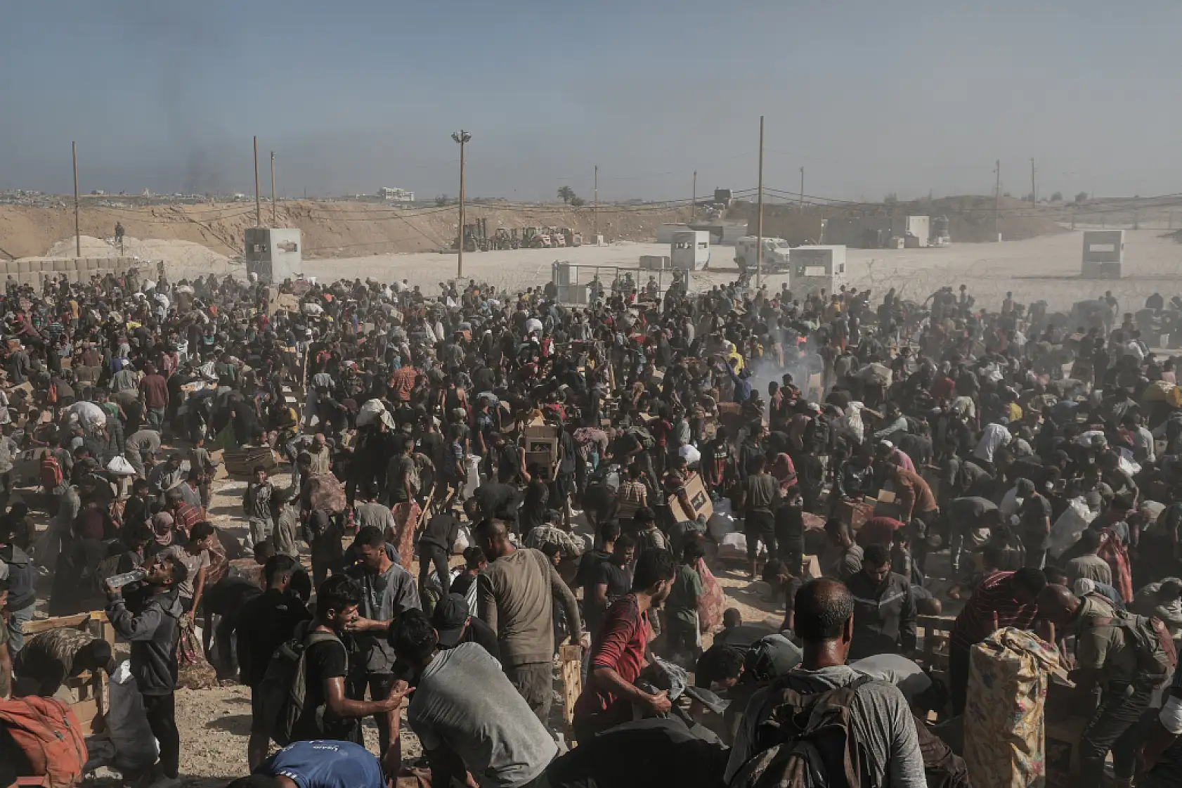 Açlığa mahkum edilen Filistinliler yardım için hayatlarını tehlikeye atıyor