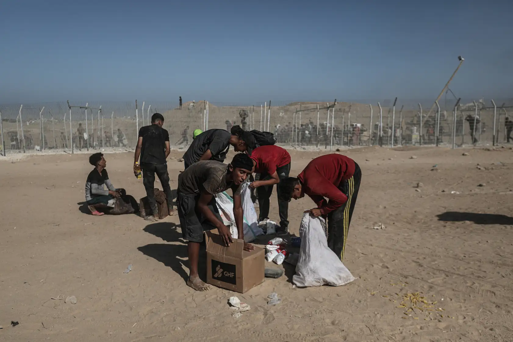 Açlığa mahkum edilen Filistinliler yardım için hayatlarını tehlikeye atıyor