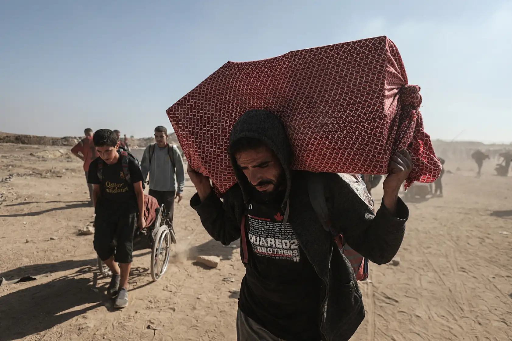 Açlığa mahkum edilen Filistinliler yardım için hayatlarını tehlikeye atıyor