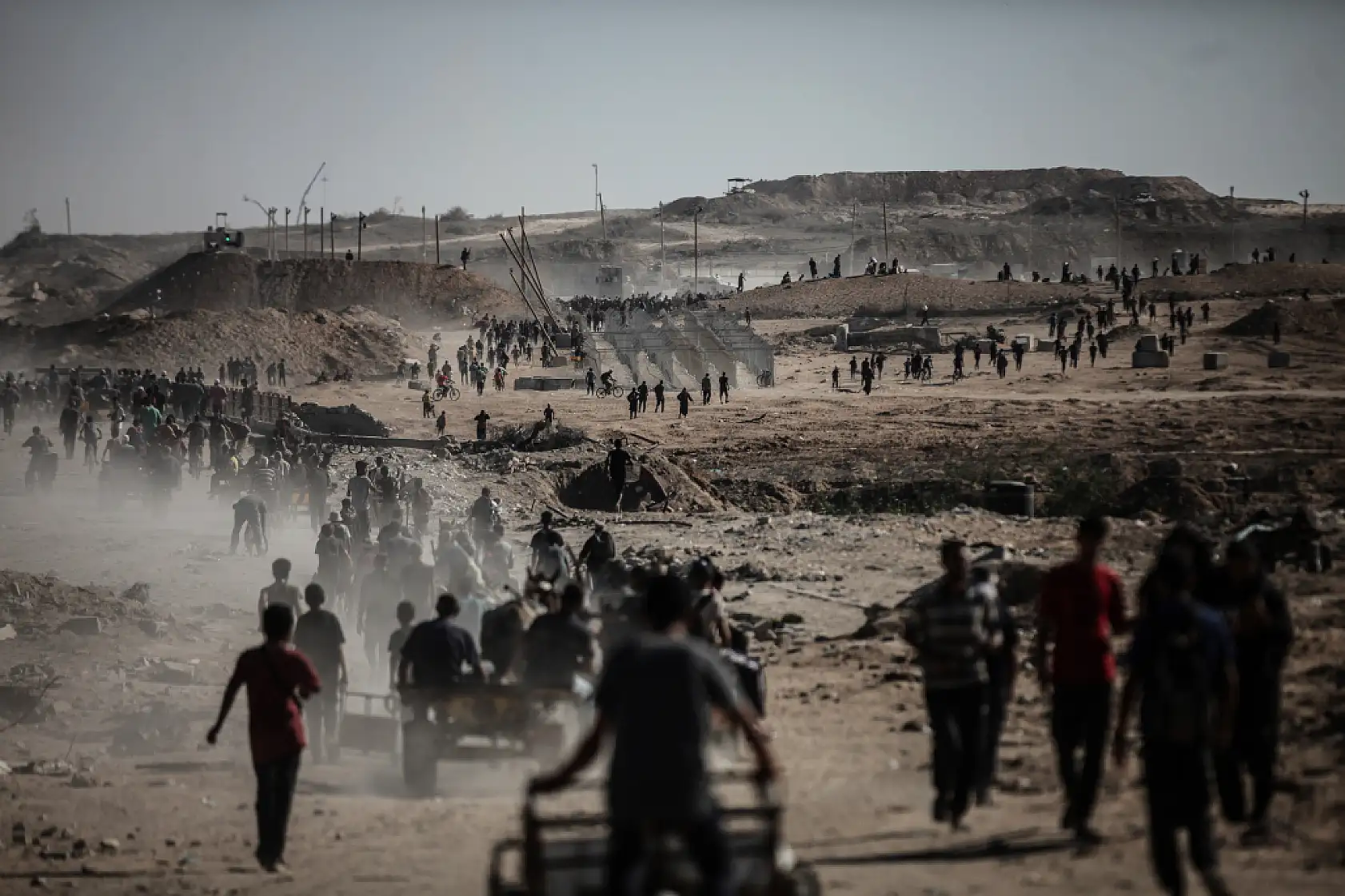 Açlığa mahkum edilen Filistinliler yardım için hayatlarını tehlikeye atıyor