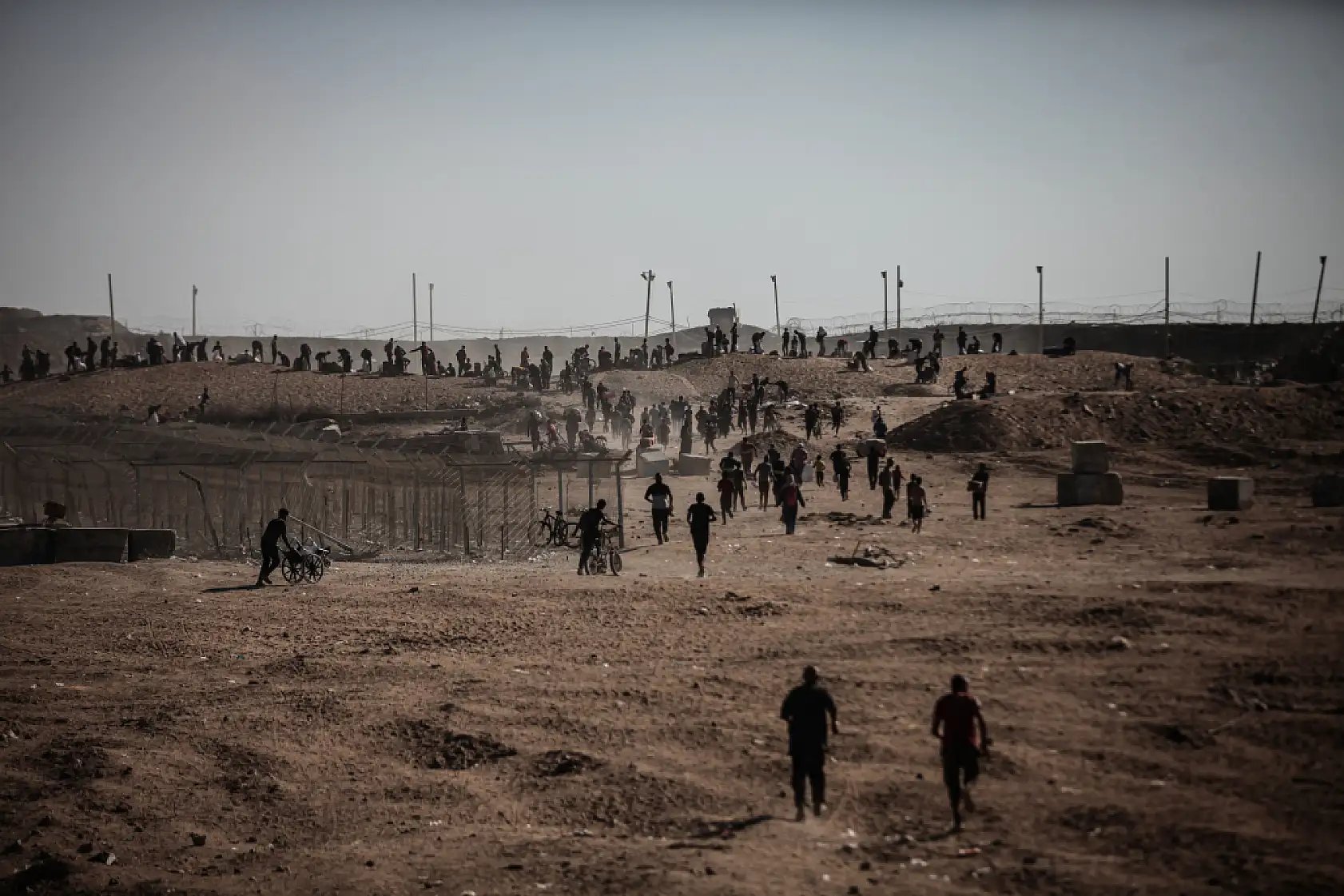 Açlığa mahkum edilen Filistinliler yardım için hayatlarını tehlikeye atıyor