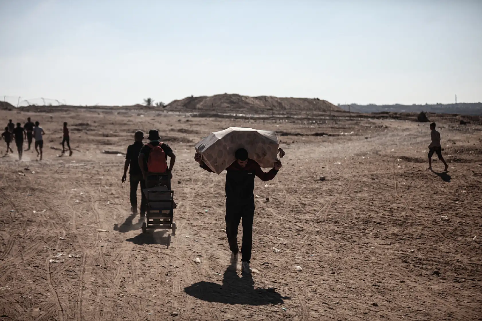 Açlığa mahkum edilen Filistinliler yardım için hayatlarını tehlikeye atıyor